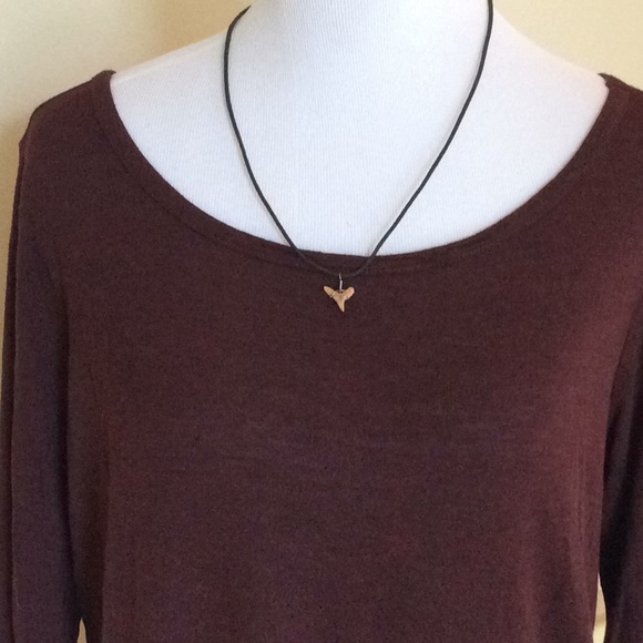Tresics l/s burgundy scoop neck tee w/split tail - Picture 2 of 11